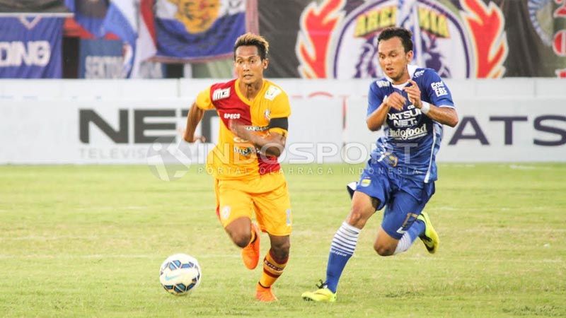 Juara bertahan Liga 1, Persija Jakarta baru saja kedatangan pemain lokal baru pada bursa transfer paruh musim ini, yakni Rahmat Hidayat (kanan). Copyright: © Ian/INDOSPORT